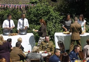 Обама и Кэмерон приготовили в саду резиденции британского премьера барбекю
