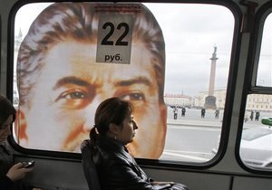 В Петербурге автобус с портретом Сталина отмыли от краски и снова вывели на маршрут