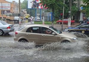 Из-за проливных дождей затопило ряд центральных улиц Житомира