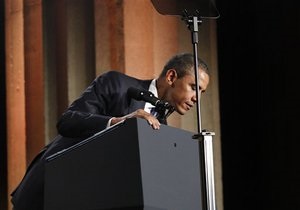 Во время выступления Обамы с трибуны отвалилась эмблема президента США
