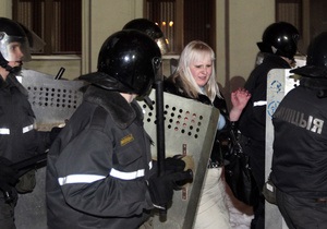 СМИ: В Минске на концерте арестовали 100 человек
