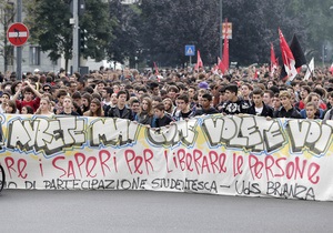 В Италии в 90 городах десятки тысяч учащихся и преподавателей вышли на акции протеста