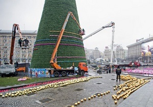 Перед приездом Януковича милиция оградила елку на Майдане металлическим забором