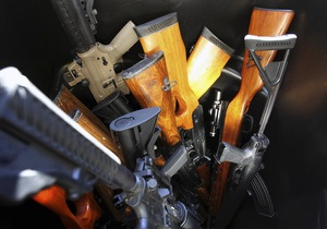 Жители Лос-Анджелеса обменяли оружие на подарки от властей