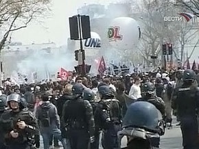Парижские демонстранты перекрыли Елисейские поля