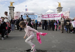 В Париже для разгона акции противников гей-браков полиция применила слезоточивый газ