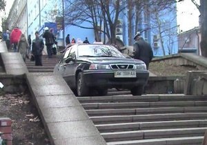 В центре Симферополя таксист заехал на пешеходную лестницу