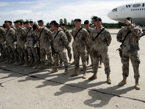 Из-за кризиса в Латвии могут возобновить обязательную военную службу