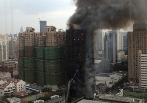 В Шанхае сгорело 28-этажное здание: число погибших достигло 58 человек