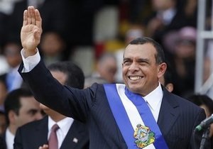 Президент Гондураса приведен к присяге. Селайя отправляется в ссылку в Доминикану