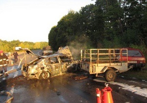 В Хмельницкой области в результате ДТП загорелся автомобиль: двое погибших