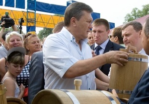 СМИ: На Сорочинской ярмарке Янукович не торговался и потратил 4 тысячи гривен