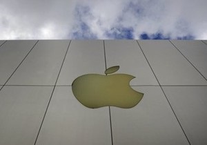 Apple придется защищаться в суде от пользователей, обвиняющих ее в слежке
