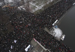 Цветы, воздушные шары и белые ленты. В Москве завершается крупнейший за последние годы митинг