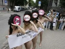 В Латвии прошла акция протеста против знаменитых британских шапок
