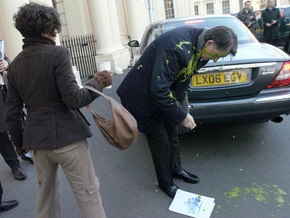Активистка облила британского министра зеленым соусом