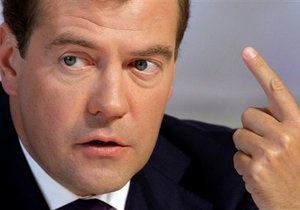 Медведев потребовал создать систему обеспечения безопасности населения на транспорте
