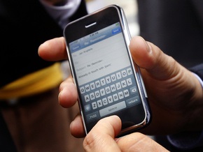 Apple: iPhone будет распознавать владельца по отпечаткам пальцев и форме ушей