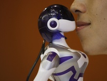 Японцы создали целующегося робота