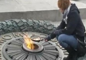 Активистку Братства посадили в СИЗО за попытку поджарить яичницу на вечном огне в Киеве