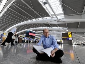 В британском аэропорту Heathrow поселился писатель