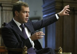 Медведев намерен рассекретить большинство документов из военных архивов России