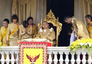 В Таиланде в честь юбилея короля собралась рекордная толпа людей
