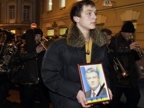 Посольство Украины в Москве считает трусостью кидать ботинки в портрет Ющенко