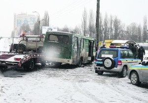 В Киеве эвакуатор врезался в маршрутку: погибла женщина