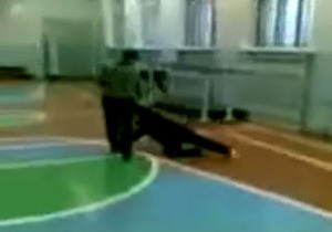 Пожилая учительница, которую российские школьники избивали в спортзале, уволилась