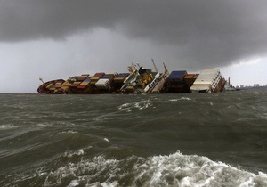 В результате столкновения кораблей в порту Мумбаи в воду попало 800 тонн нефтепродуктов