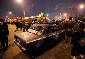 На киевском рынке Юность сносят киоски. В результате столкновений между милицией и торговцами пострадали двое человек
