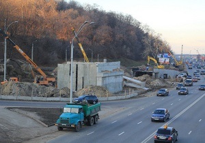 Киевлянам пообещали сдать развязку у моста Патона в марте