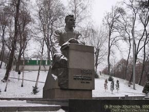 В центре Киева  повредили памятник
