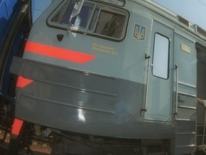 В Кременчуге поезд столкнулся с джипом, протянув его более 400 м. Водитель чудом остался жив