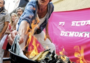 Шведские феминистки сожгли 100 тыс крон в знак протеста