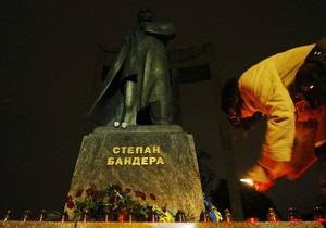 ВО Свобода просит усилить охрану памятника Бандере во Львове
