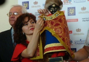 Фотогалерея: Писающий князь. В Киеве презентовали новый костюм для знаменитой брюссельской скульптуры