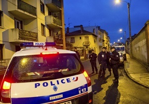 Полиция эвакуирует жителей дома, где укрывается подозреваемый в убийствах в Тулузе