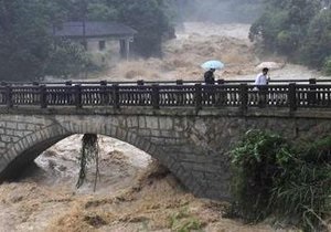 Китай заливают дожди. Наводнения и оползни привели к гибели более сорока человек