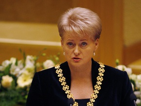 Президент Литвы ветировала закон, которым предлагалось снизить материнские пособия
