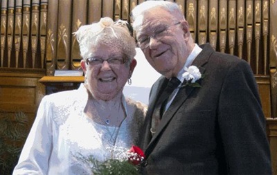 Пенсионеры из Канады поженились через 75 лет после первого поцелуя