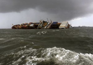 Фотогалерея: Тонет - не потонет. Авария контейнеровоза заблокировала порт Мумбаи