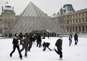 Лувр установил новый рекорд посещаемости