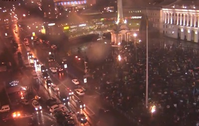 Ночной Майдан: протестующие поют песни, пьют чай и ругаются с милицией