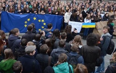 В Киеве колонна сторонников евроинтеграции отправляется маршем к Европейской площади