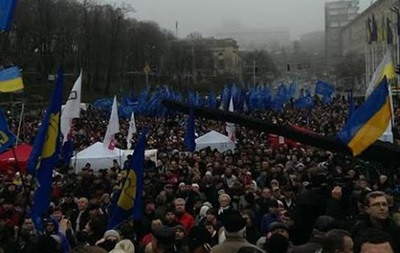 На Евромайдане в Киеве собрались десятки тысяч украинцев 