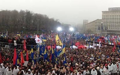 Несколько тысяч митингующих с Европейской площади двинулись на Банковую. Неизвестный бросил дымовую шашку