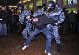 На рок-концерте в Костроме задержали более 200 панков, готов и антифашистов