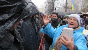 Протигази, зламані парасольки і пікет біля уряду: будні Євромайдану